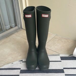HUNTER rain boots in Olive Leaf